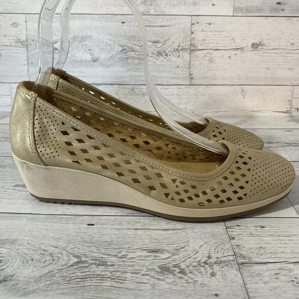 Naturalizer Wedges Womens 8 M Gold Brina Metallic Laser Cutout Perforated Casual